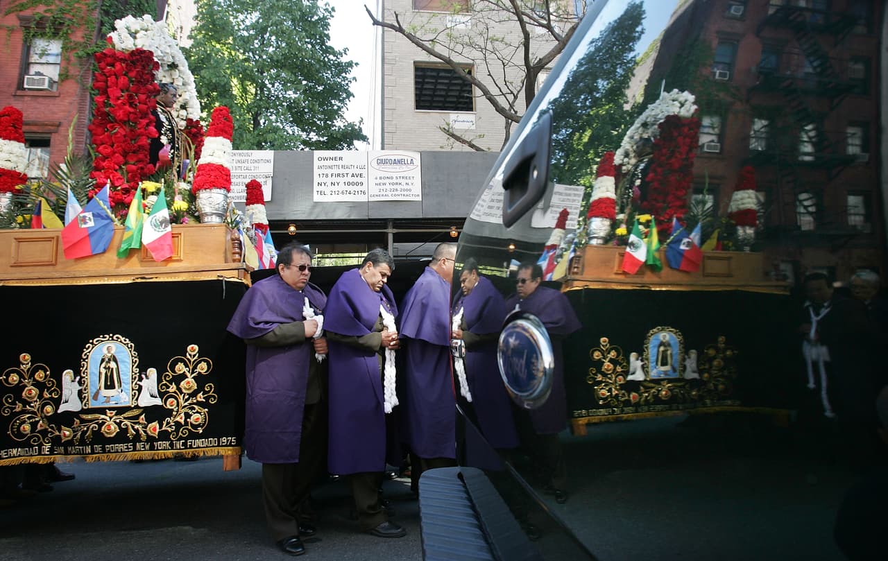 Tras su muerte y en su fama creciente, se le comenzaron a atribuir milagros, como que tenía el don de la bilocación, o sea, de estar en varios lados al mismo tiempo, ya que aseguraban que estaba presente en varios hogares de enfermos a la vez, todo con tal de curarlos o consolarlos si estaban moribundos. Pero no sólo en Lima, sino decían que se aparecía hasta en México, China y Japón.