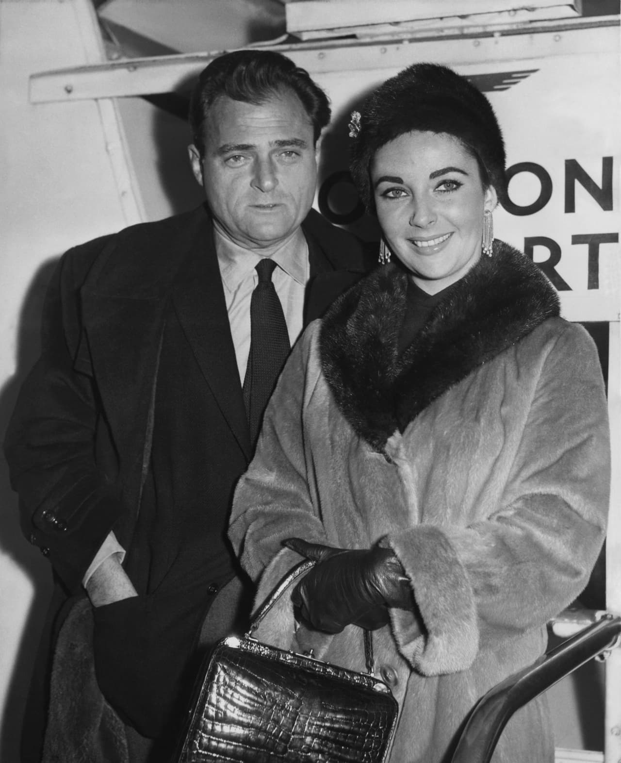 En 1950 duró un año con otro Hilton, Conrad Jr. En 1952 se casó con Michael Wilding y aquí la vemos con su tercer marido, Mike Todd con quien estuvo casada entre 1957 y 1958.