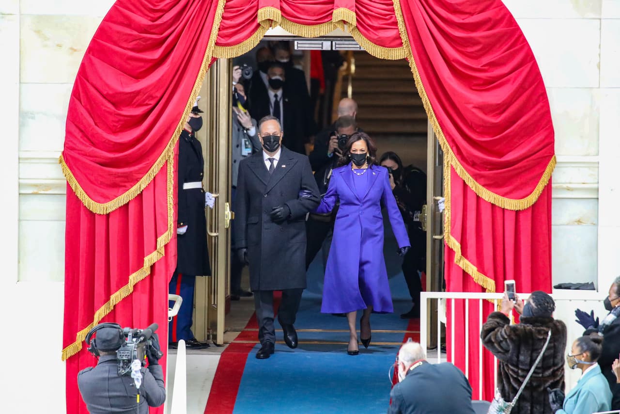 La entrada de Kamala Harris y su esposo Doug Emhoff al escenario donde será juramentada como la primera vicepresidenta de Estados Unidos. Kamala Harris hace historia como la primera mujer en llegar a la vicepresidencia. Por primera vez, EEUU tendrá también un segundo caballero, el esposo de Harris. También es la primera persona de color e hija de inmigrantes en ocupar ese cargo.
<a href="https://www.univision.com/noticias/elecciones-en-eeuu-2020/la-vida-en-fotos-de-kamala-harris-la-primera-mujer-en-lograr-la-vicepresidencia-de-eeuu-fotos"><u>Vea aquí la vida en fotos de Kamala Harris: la primera mujer en lograr la vicepresidencia de EEUU</u></a>