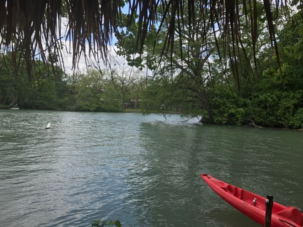 Una vez que se cruza el puente, los visitantes descubren un lugar único, con grandes árboles de Ciprés y cabañas con vistas al lago que bordean la isla de 4,000 pies de perímetro.