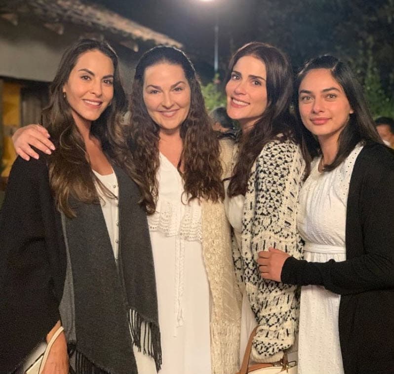 "Yo no valgo un cuerpo, de ninguna manera.
<b>Viví muy estresada muchos años</b> por tener un cuerpo perfecto que lo tuve años, o sea,
<b>yo valgo por lo que soy</b>", sentenció en la emisión matutina.
<br>