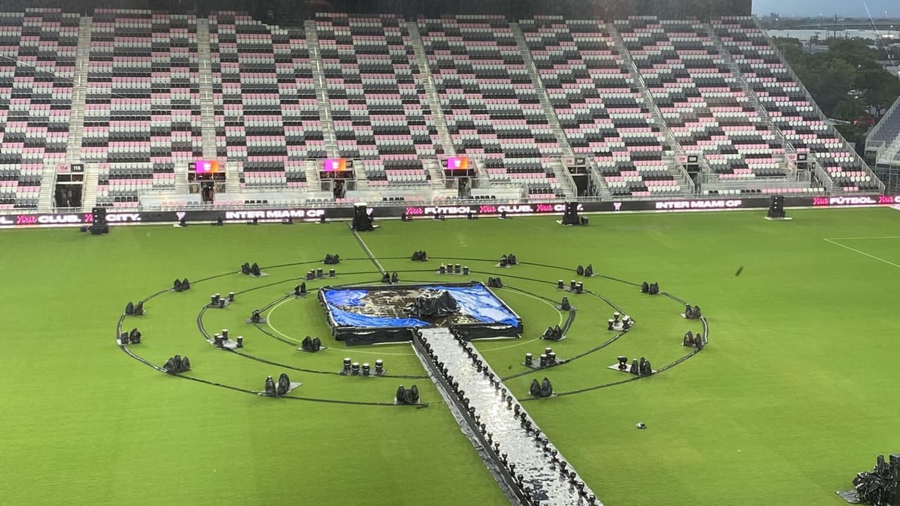 Los casi 20 mil aficionados sufrieron por la lluvia previo a la presentación de Messi. El evento se demoró por la precipitación y una tormenta eléctrica que se hizo presente en la región de Fort Lauderdale.