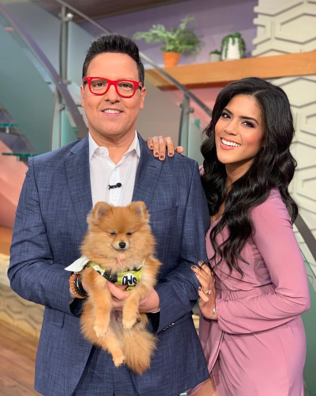 La perrita Bombom es la consentida del show y apenas hay tiempo todos quieren fotos con ella.