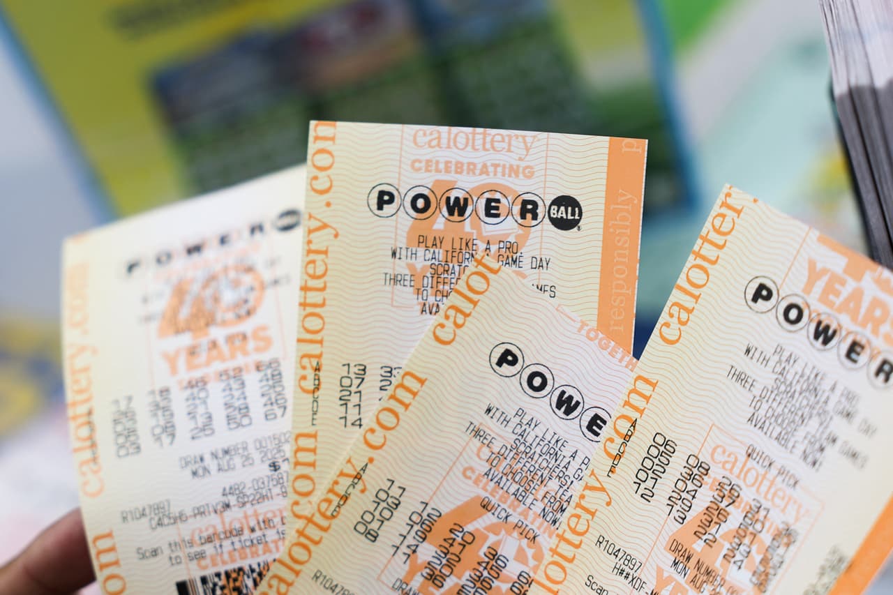 Dos boletos ganan $1 millón del Powerball; en California reciben más dinero 