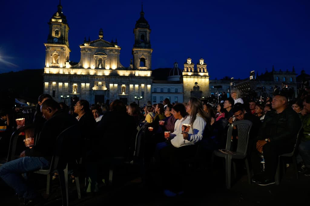 Personas asisten a una vigilia en honor a las víctimas del terremoto en la plaza Bolívar en Bogotá, Colombia, el viernes 28 de agosto de 2026. (Foto AP/Fernando Vergara)