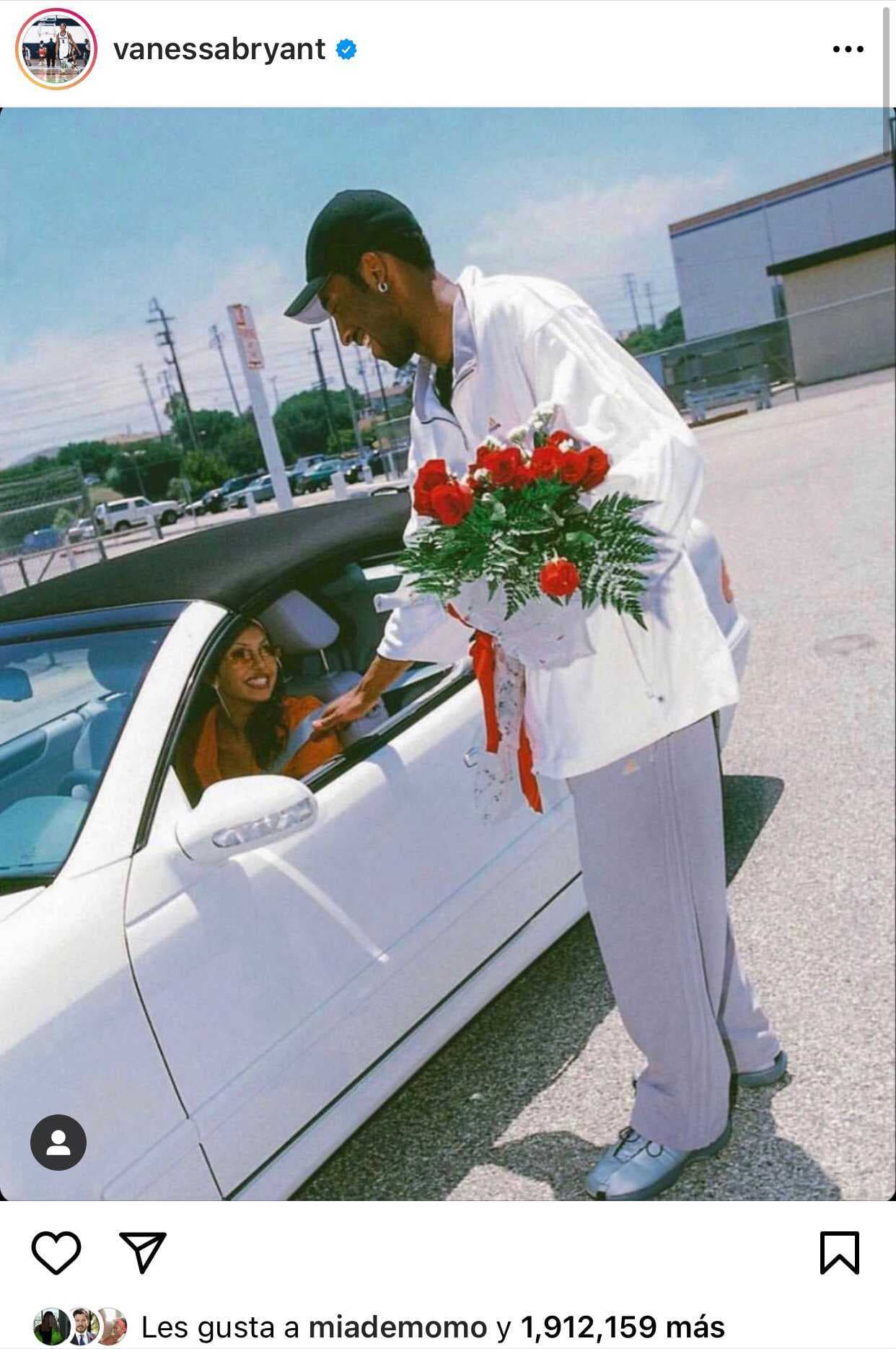 Uno de los mensajes más conmovedores del día fue el que publicó la viuda de Kobe Bryant, Vanessa, quien colgó esta foto de antaño con la que recordó la vez en que el fallecido basquetbolista 
<b><a href="https://www.instagram.com/p/CLSEfSYDuKa/?igshid=1mtwwz6lovg4" target="_blank">le regaló flores </a></b>cuando pasó por él en el aeropuerto de Los Ángeles.