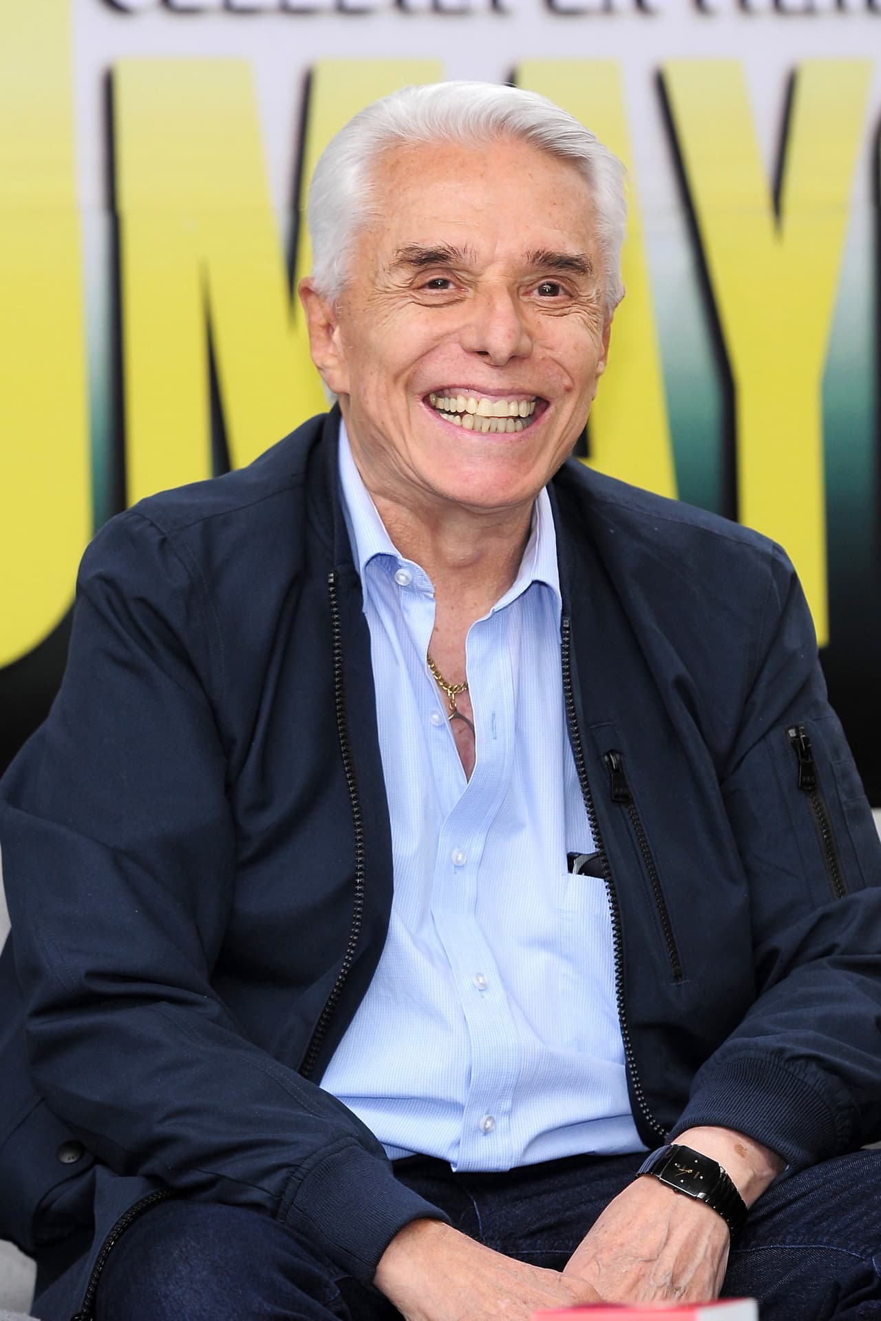 "Sé que debe ser muy difícil enfrentar ese tipo de cosas. Pobrecito, tendría que
<b>echarle muchas ganas</b> o saber darle la espalda a muchas cosas, aunque sean parientes. Lo hemos pasado todos", agregó Guzmán.
<br>