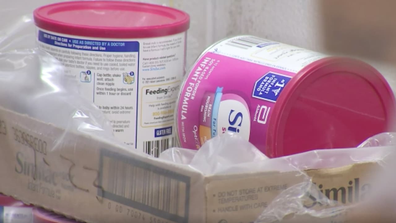 Los expertos recomiendan revisar la leche que compraste. Para identificar si la fórmula que toma tu hijo es una de las afectadas, puedes ingresar a Similac Recall y colocar el número de lote. Si está dañada, entonces tienes que devolverla donde la compraste: “Ahorita tenemos la autorización para cambiarles hasta dos latas del producto dañado que ha sido retirado del mercado”, dijo Mayra Rodríguez, gerente de Grocery Services.