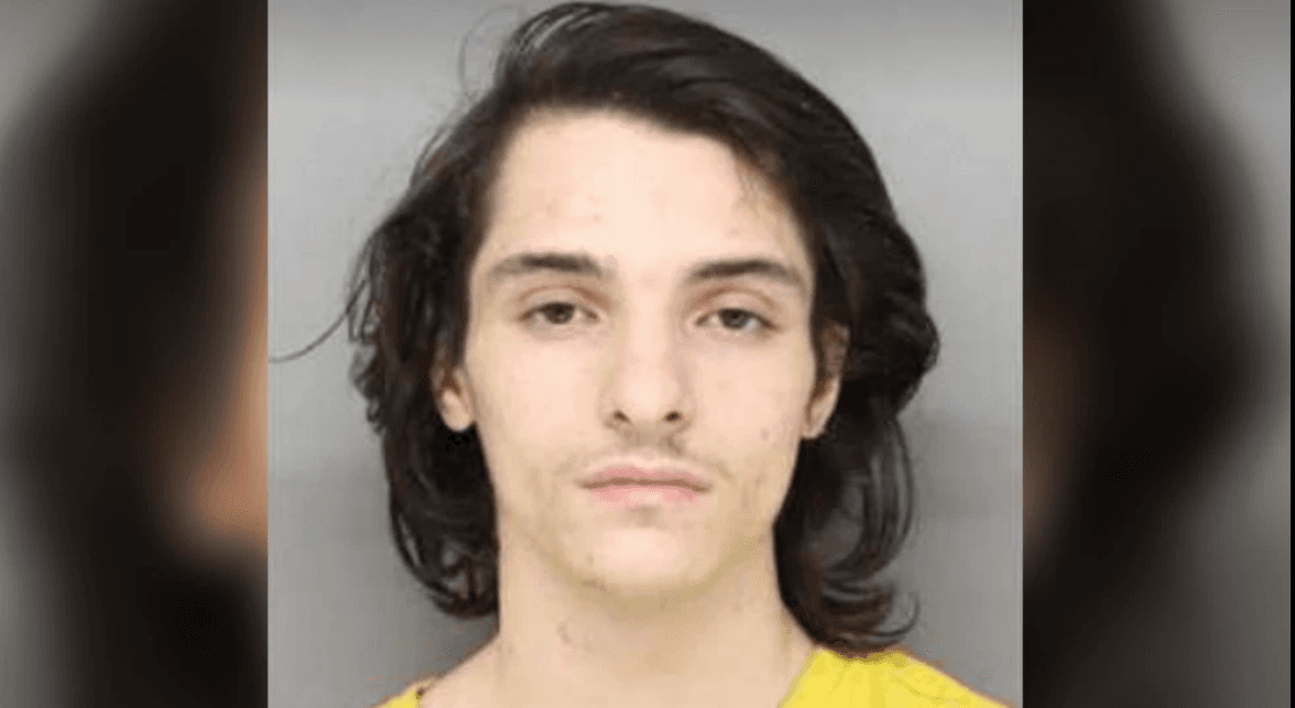 Un hombre vivió bajo la cama de una adolescente por tres semanas y está acusado de violarla