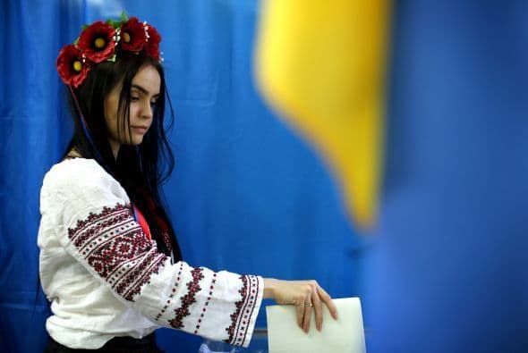 Una mujer emite su voto en un colegio electoral en Kiev, Ucrania.