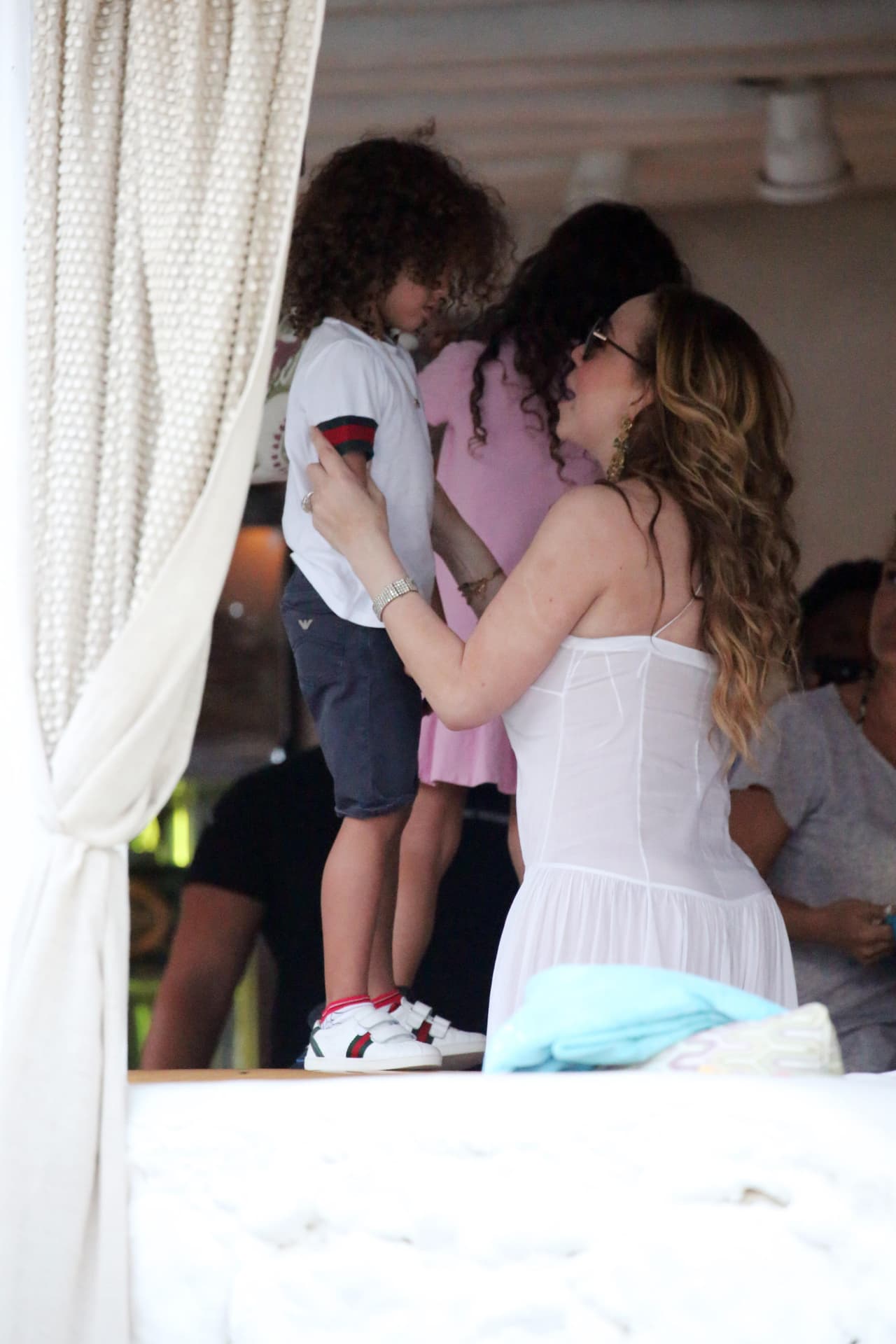 Está gozando de este hermosos lugar junto a sus hijos.