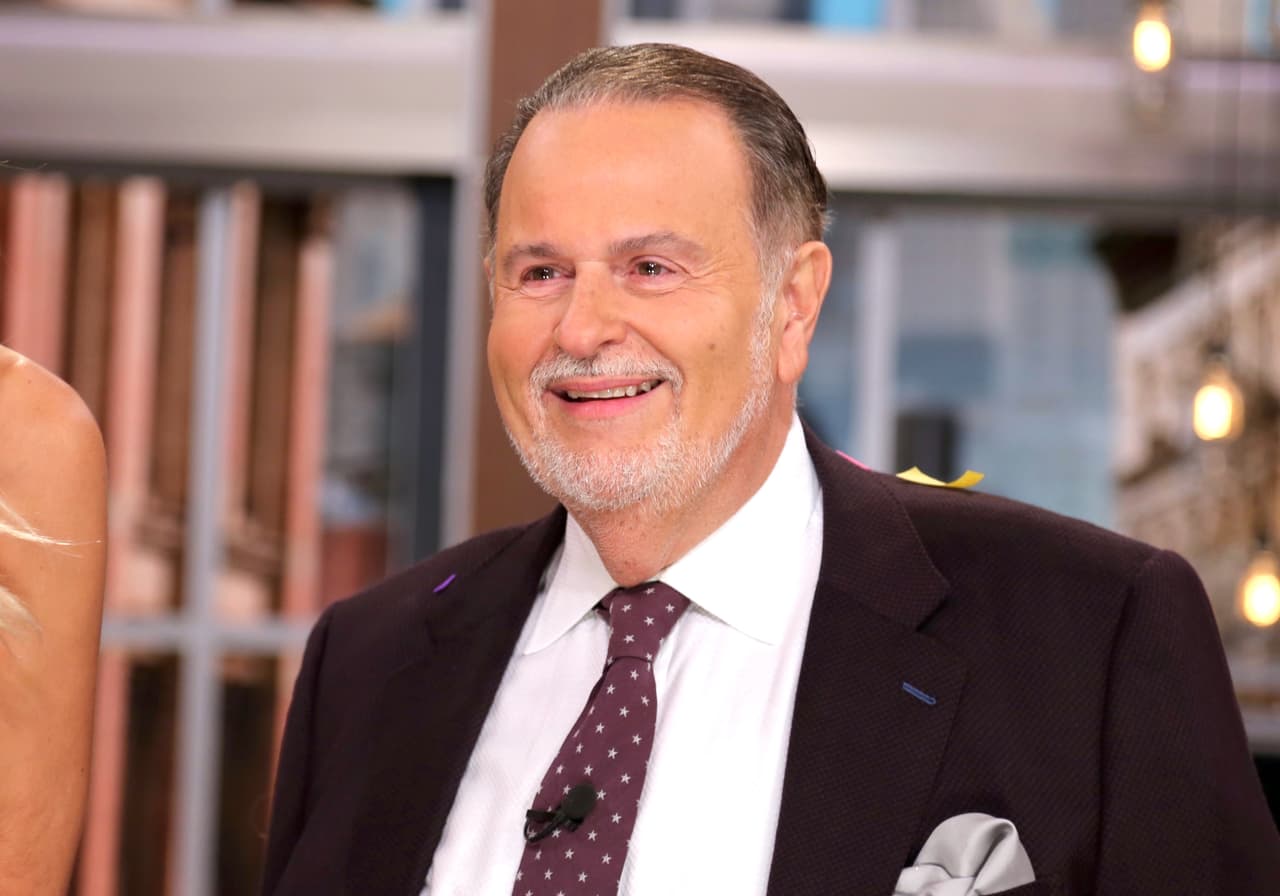 Y algo que lo ha caracterizado a lo largo de su trayectoria, además de su profesionalismo, es su sonrisa y carisma.