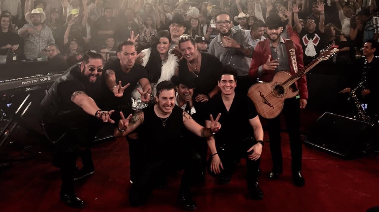 Jorge tomó el microfono para apoyar a su amigo frente a su público: "Venimos a apoyar a este 'cabrón' y confirmar porqué es el rey de la taquilla".