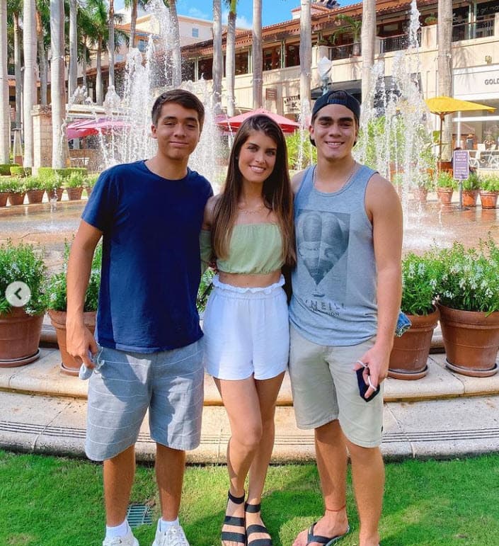 Los chicos residen en Perú, pero en varias ocasiones han viajado a México y a Miami. En 'La Ciudad del Sol' se han reunido con su media hermana mayor. 
<br>