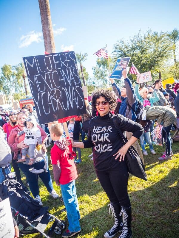 Mujeres, hombres y niños se congregaron en el centro de Phoenix en la marcha de mujeres.
