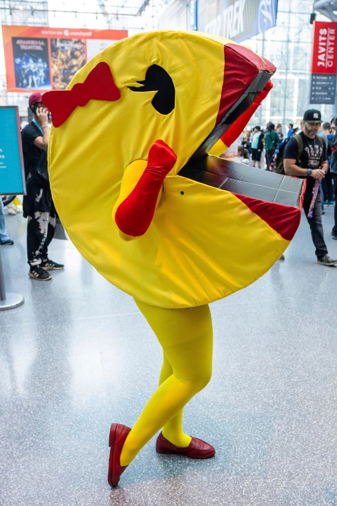 Una asistente vestida como la Sra. Pac-Man, del popular videojuego arcade creado por Toru Iwatani y la empresa Namco en 1980.