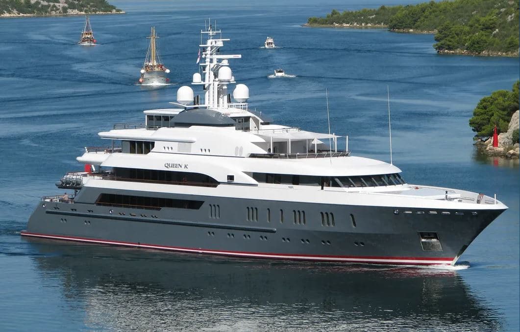 Una de estas embarcaciones lleva por nombre 
<b>Clio</b>, la cual llegó el miércoles a Malé, la capital de las Maldivas. Mide 238 pies (73 metros) de largo y está valorada en al menos
<b> 65 millones de dólares</b>.