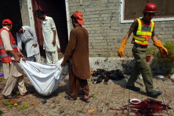 Pakistán amaneció conmocionado por la peor matanza cometida por los talibanes contra la comunidad cristiana, que costó la vida a más de ochenta personas y pone en jaque la estrategia de diálogo del Gobierno con los radicales. El último recuento ha elevado a 82 el número de fallecidos, que aún puede subir dado el estado crítico de varios de los más de 140 heridos ingresados en hospitales de la localidad noroccidental de Pesháwar, en una de cuyas iglesias se produjo la masacre. "No teníamos palabras ante el horror que teníamos delante", explicó hoy a Efe el director de la Liga Interconfesional de Pakistán (APIL), el cristiano Sayid Ishaq, quien visitó ayer junto a diversas autoridades regionales a las víctimas hospitalizadas. "No es solo un atentado contra nuestra minoría, sino también contra la humanidad de este país", dijo Ishaq, quien calificó la situación tras el ataque "como la peor sufrida hasta ahora por los cristianos paquistaníes".