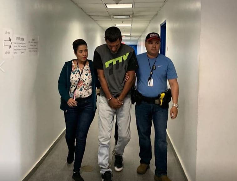 Arrestan a hombre que amordazó a su madre y la amenazó con un destornillador