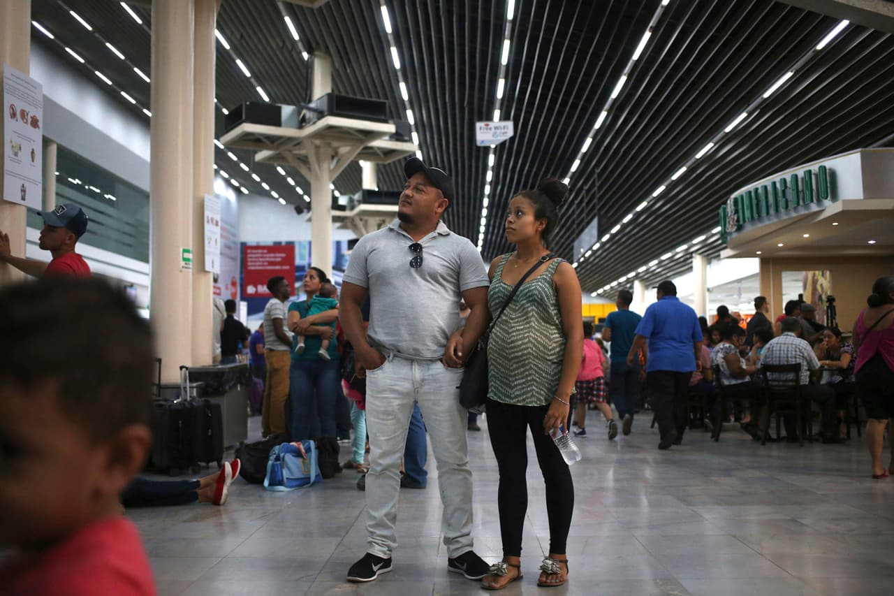 Rolando Bueso Castillo y su esposa Adalicia Montecinos esperaban este viernes 20 de julio la llegada del pequeño Johan en el aeropuerto de San Pedro Sula, en Honduras. El niño fue trasladado al lugar en un autobús del gobierno.