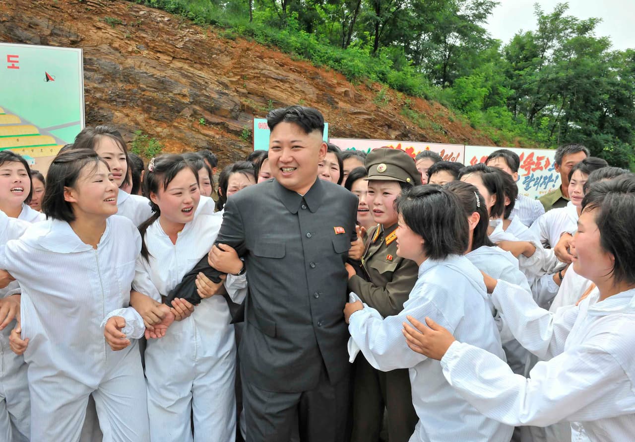 Trabajadoras de una granja de champiñones muestran su emoción al recibir la visita de Kim Jong Un. 16 de julio de 2016.