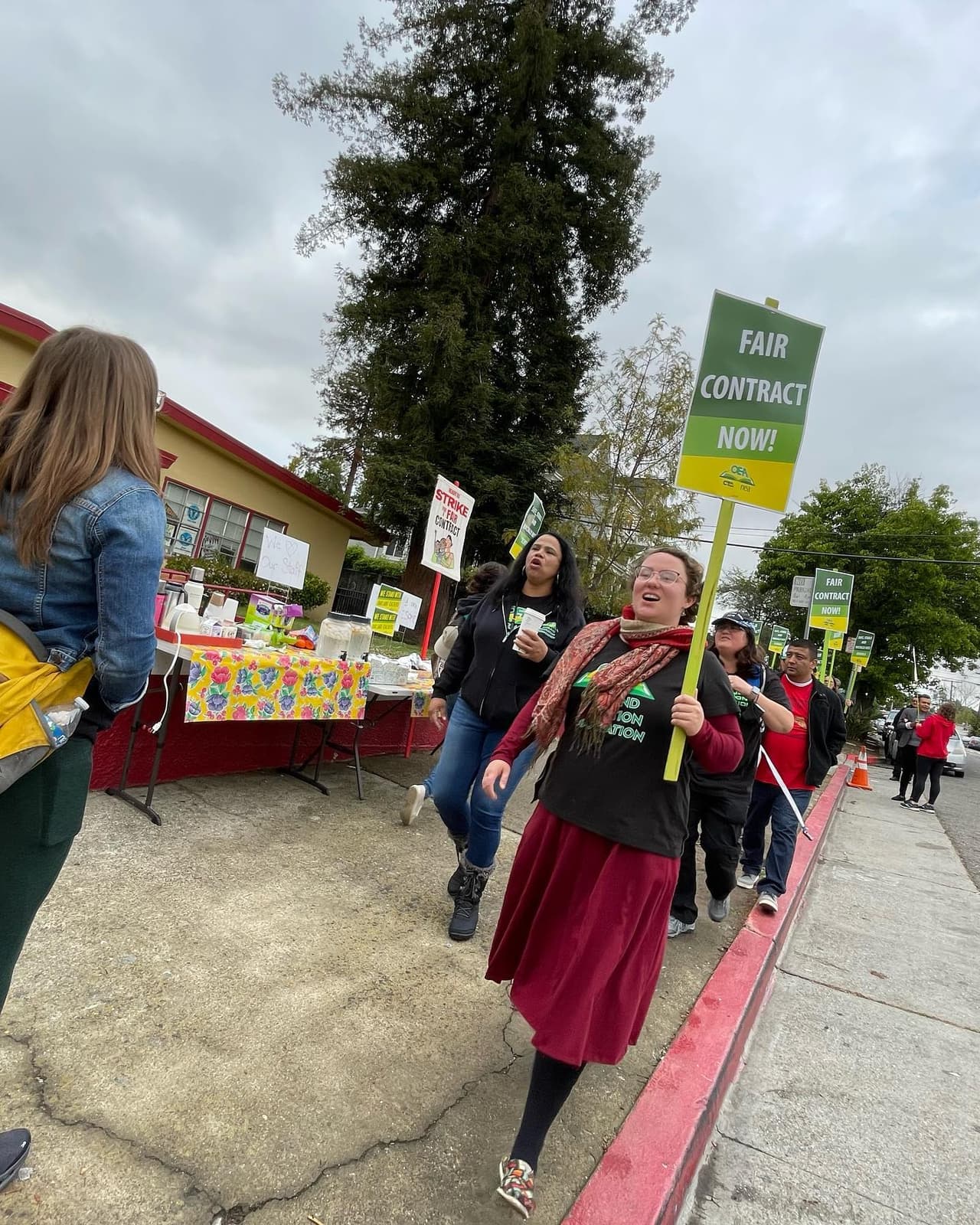 Unos 3,000 maestros se declararon en huelga tras fracasar las negociaciones con el distrito escolar.