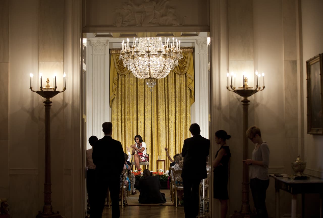 <b>El Ala Este.</b> En este lado de la construcción se encuentran las oficinas de la primera dama y otros miembros del personal. En la foto, Michelle Obama, en el Ala Este, responde preguntas de los hijos de los empleados de la Casa Blanca el día del trabajo.