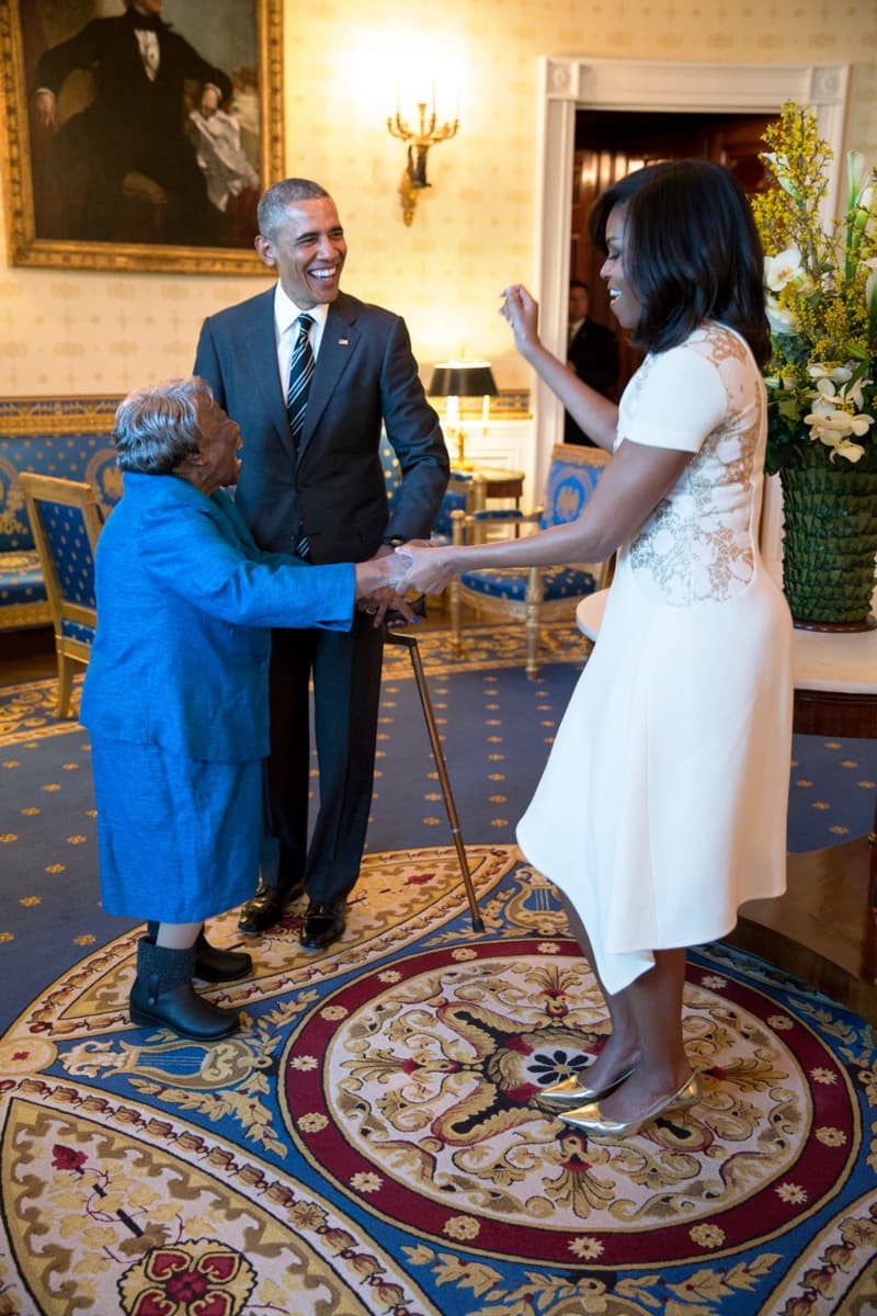 <b>18 de febrero.</b> Antes de iniciar la recepción para celebrar el Mes de la Historia Afroamericana, el presidente Obama mira a la Primera Dama bailar con Virgina McLaurin, de 106 años, en el Salón Azul de la Casa Blanca.
