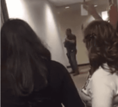 Policía para calmar a sobrevivientes: "Recibiré una bala antes que ustedes"