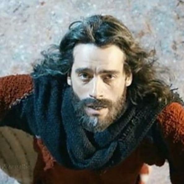 Sin dudar un segundo, Moisés sigue al pie de la letra las instrucciones encomendadas.