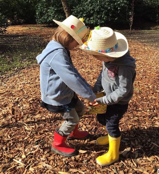 Los hijos de Elton John comenzaron las celebraciones con una búsqueda de huevitos, luciendo unos hermosos sombreros y unas coloridas botas