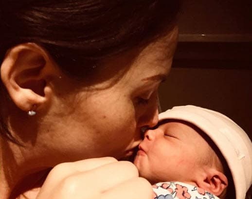 Pero eso no es todo: "La pomadita que subí hace rato, que no me falta en mis viajes, y que es para rozaduras o irritaciones en la piel está hecha de mi placenta".