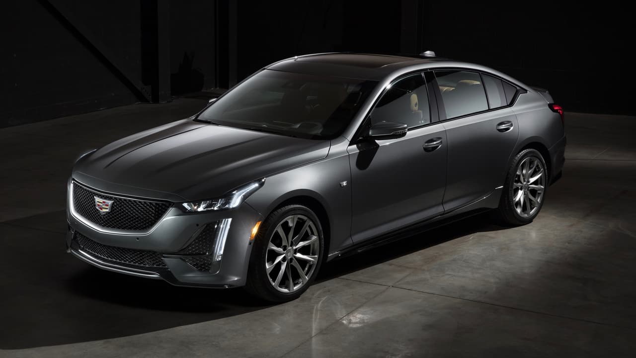 El 
<b>Cadillac CT5 2020</b> revelado este lunes en las redes sociales del fabricante, es el reemplazo del sedán CTS, el vehículo que en el que en 2002 debutó el lenguaje de diseño 'arte y ciencia' de fuerte acento tecnológico, que desde entonces ha informado el diseño de los vehículos de la marca. 
<br>
<br>Lo primero que salta a la vista es lo convencional y derivativo del nuevo diseño. 'Arte y ciencia' sobrevive en en su frontal y parte trasera, las dos áreas más afortunadas visualmente del nuevo diseño. El resto del diseño luce 
<b>convencional y poco lujoso</b>.