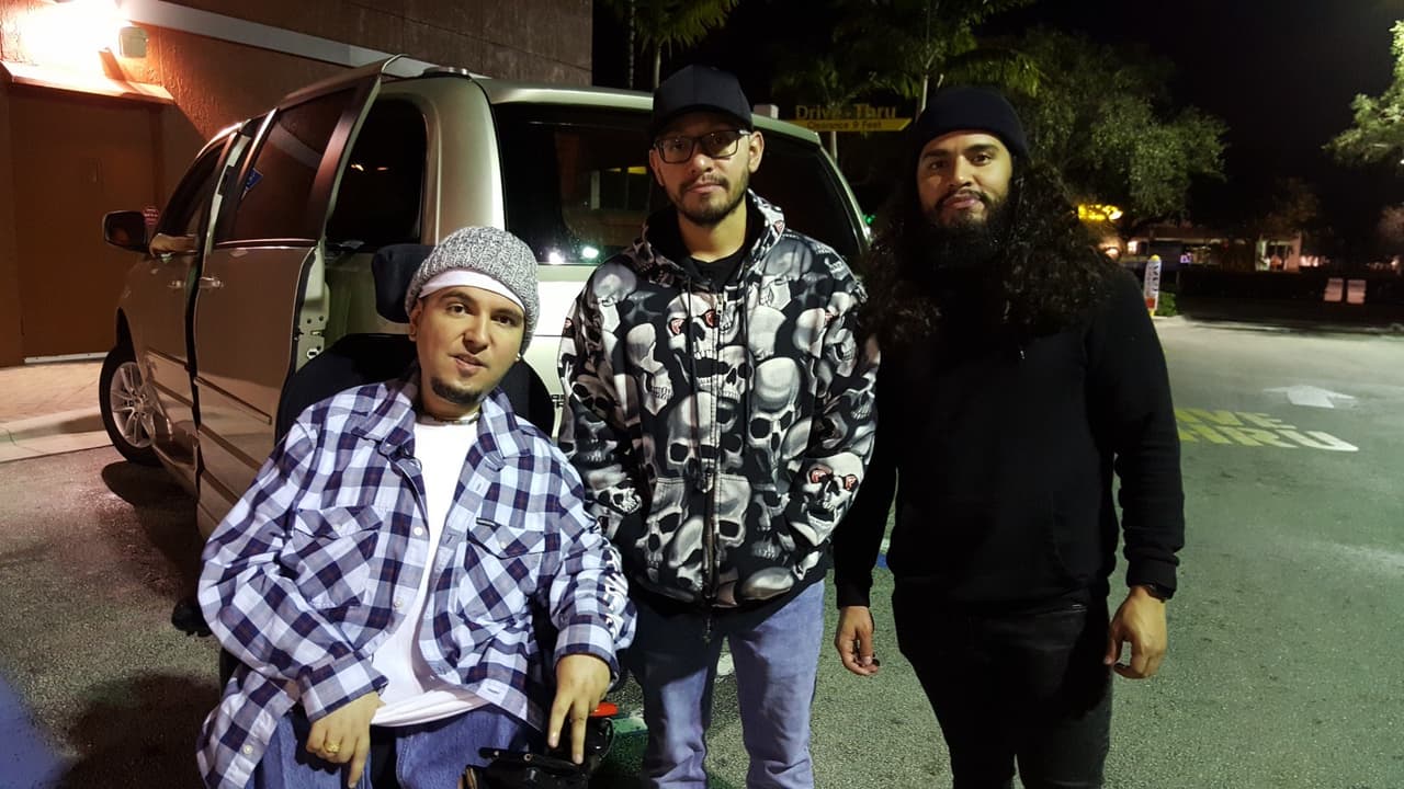 “El hambre por el poder y la popularidad me llevó a afiliarme a los vendedores de la droga”, dice Juan. Y en el proceso, tuvo que pelear sin brazos, correr sin piernas, seducir a bellas mujeres y cambiar su destino.