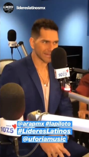 Y más tarde promocionó 'La piloto' en algunas estaciones de radio.