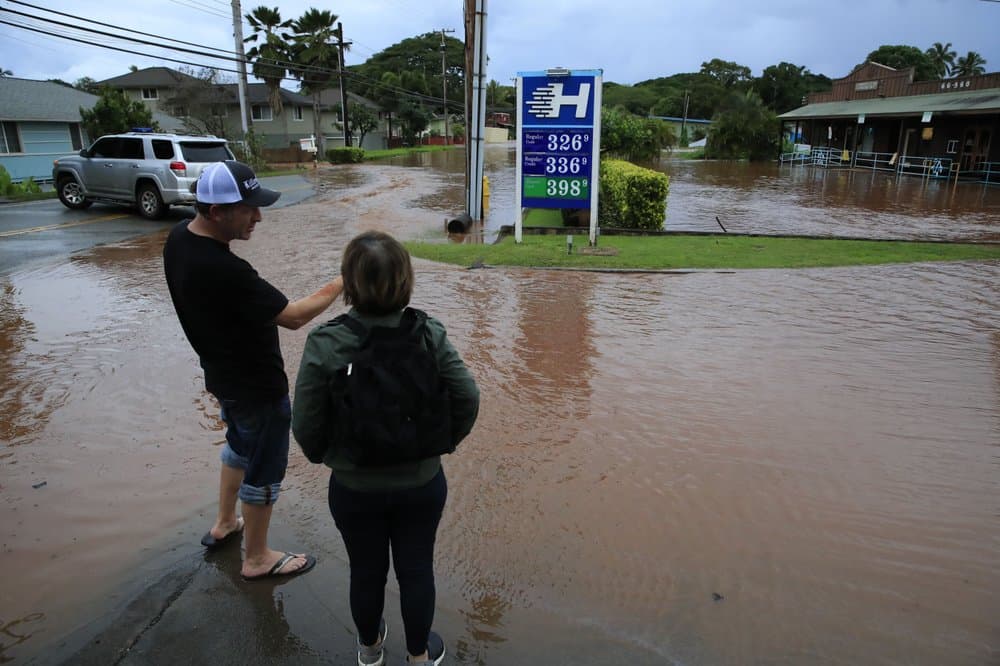 A las personas que viven cerca o río abajo de la presa se les pidió que mantuvieran las evacuaciones hasta que se emitiera el aviso de que todo estaba bien, dijeron funcionarios del condado el martes. El portavoz del condado de Maui, Brian Perry, dijo que no sabía cuántas personas vivían aguas abajo de la presa.