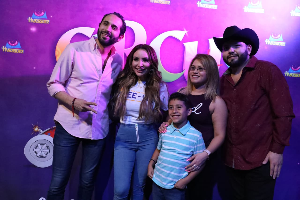 Sin embargo, los locutores jamás se imaginaron que sus radioescuchas hicieran fila para poder conocerlos