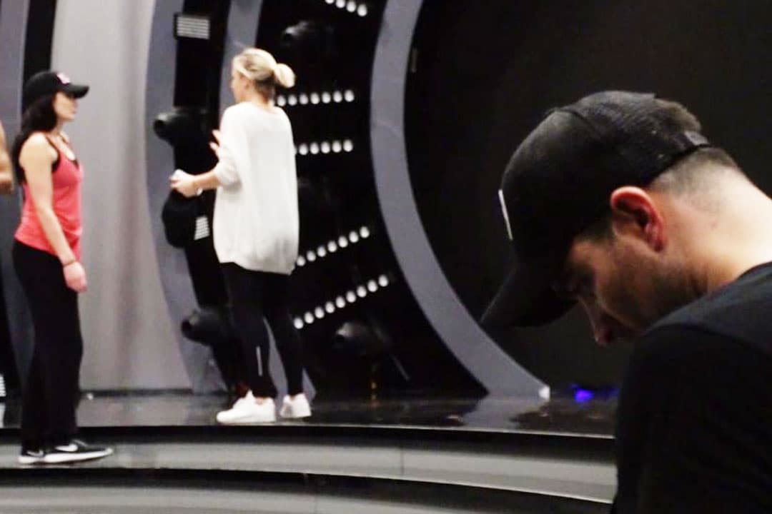 El actor se quedó unos momentos para observar el baile de Dayanara y aprovechó para bromear con la coreógrafa Emma. "No la hagas lucir bien", le dijo, a lo que Dayanara respondió: "¿Por qué eres tan malo?".