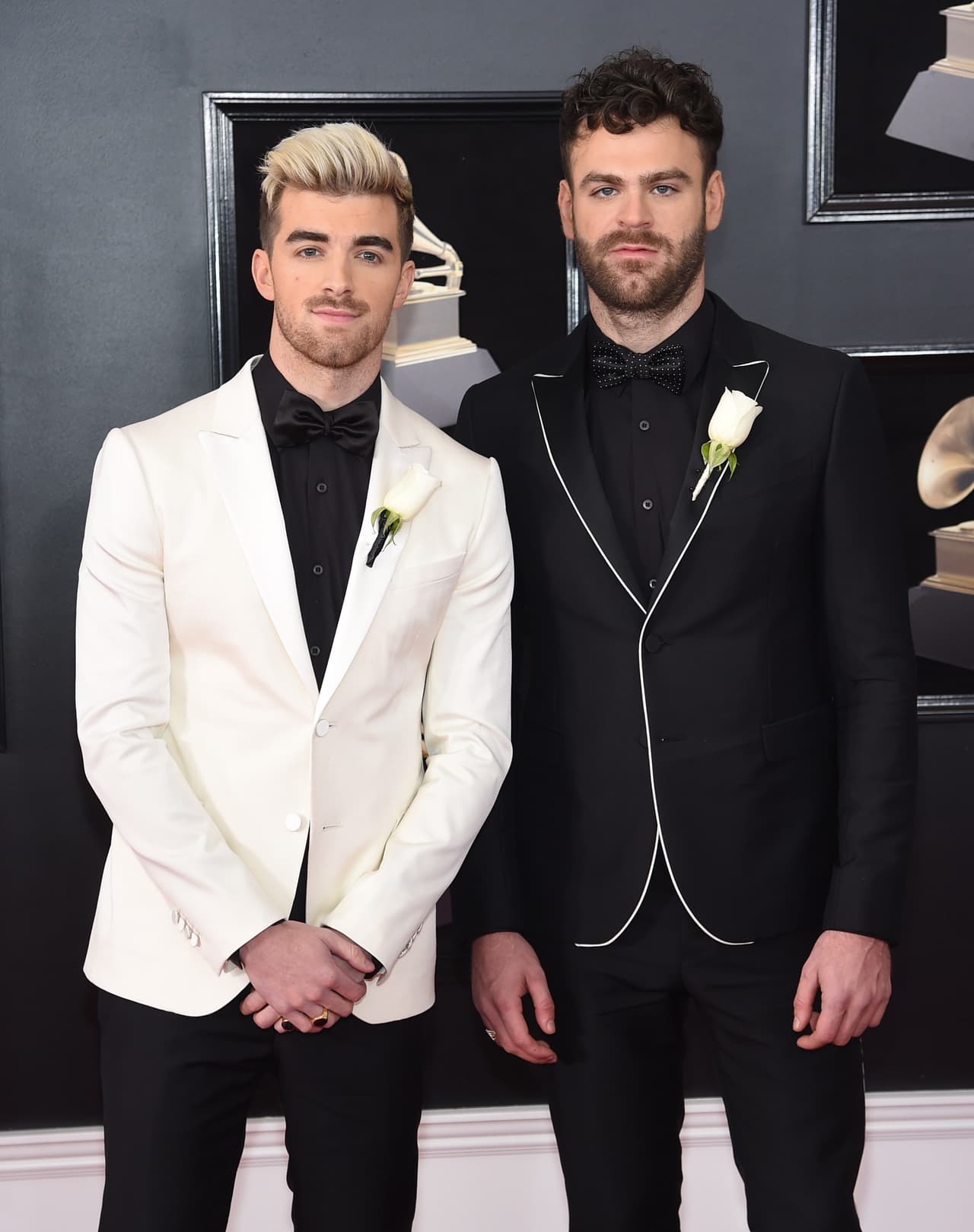 Andrew Taggart y Alex Pall, integrantes de The Chainsmokers, también eligieron portar una rosa blanca en la alfombra roja del GRAMMY.