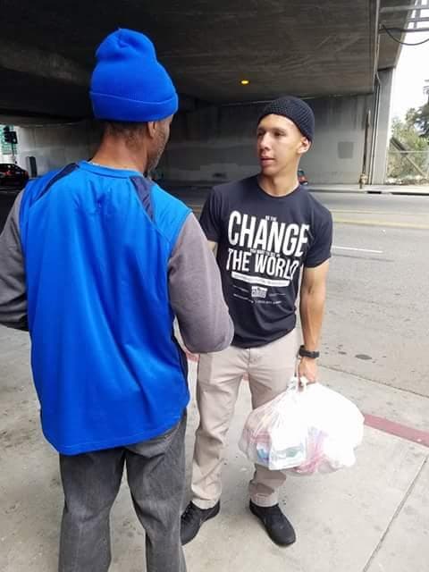 El marine formaba parte de la organización LAOnCloud9, un grupo que presta ayuda a la comunidad indigente y a los animales callejeros de Los Ángeles.