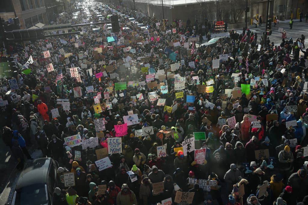 La gente protesta contra los agentes federales de inmigración el viernes 23 de enero de 2026 en Minneapolis.