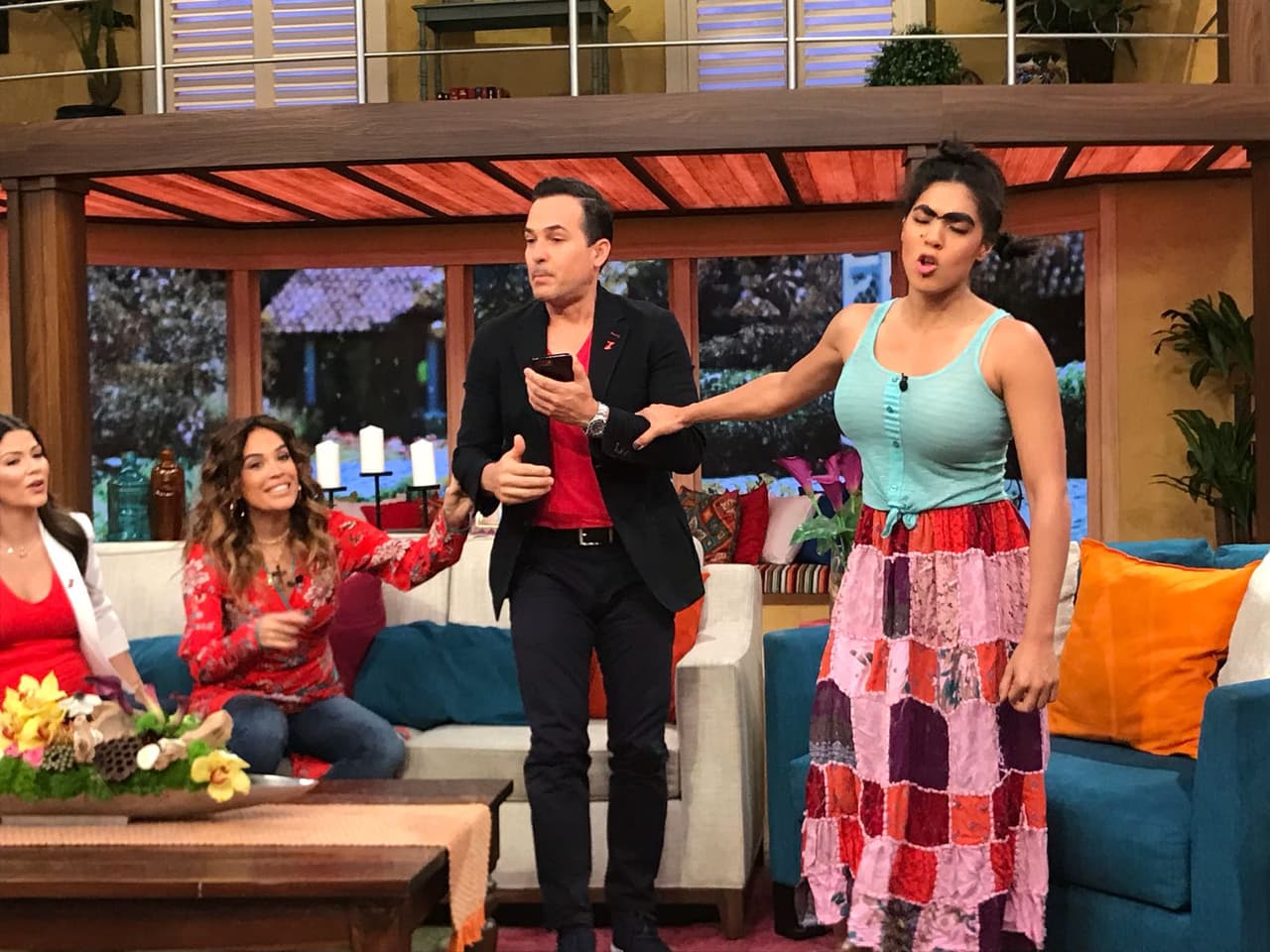 ¡Alto ahí! Hay un soltero en casa... ¿Será acaso que él puede poner fin a su sufrimiento?