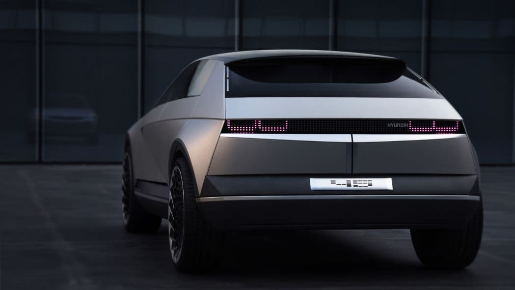 El 45 EV Concept sigue el lenguaje de diseño 'Sensuous Sportiness', con el que la marca pretende añadir valor emocional a vehículos que se caracterizan por su practicidad.