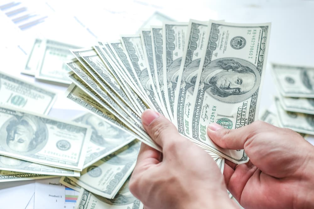 Si te invitan a un juego de azar, o te proponen una rifa, podrías ganar dinero sobre todo alrededor de la fecha de los eclipses en que tu intuición está en alza.