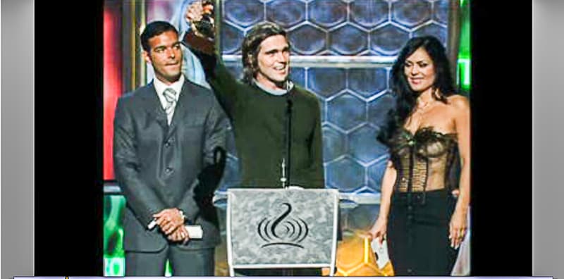 Fue la primera vez que Juanes asistió a una entrega de Premio Lo Nuestro ganó tres reconocimientos. Se llevó los premios a Artista Masculino, Interpretación Rock y Video del Año ('A Dios le pido').