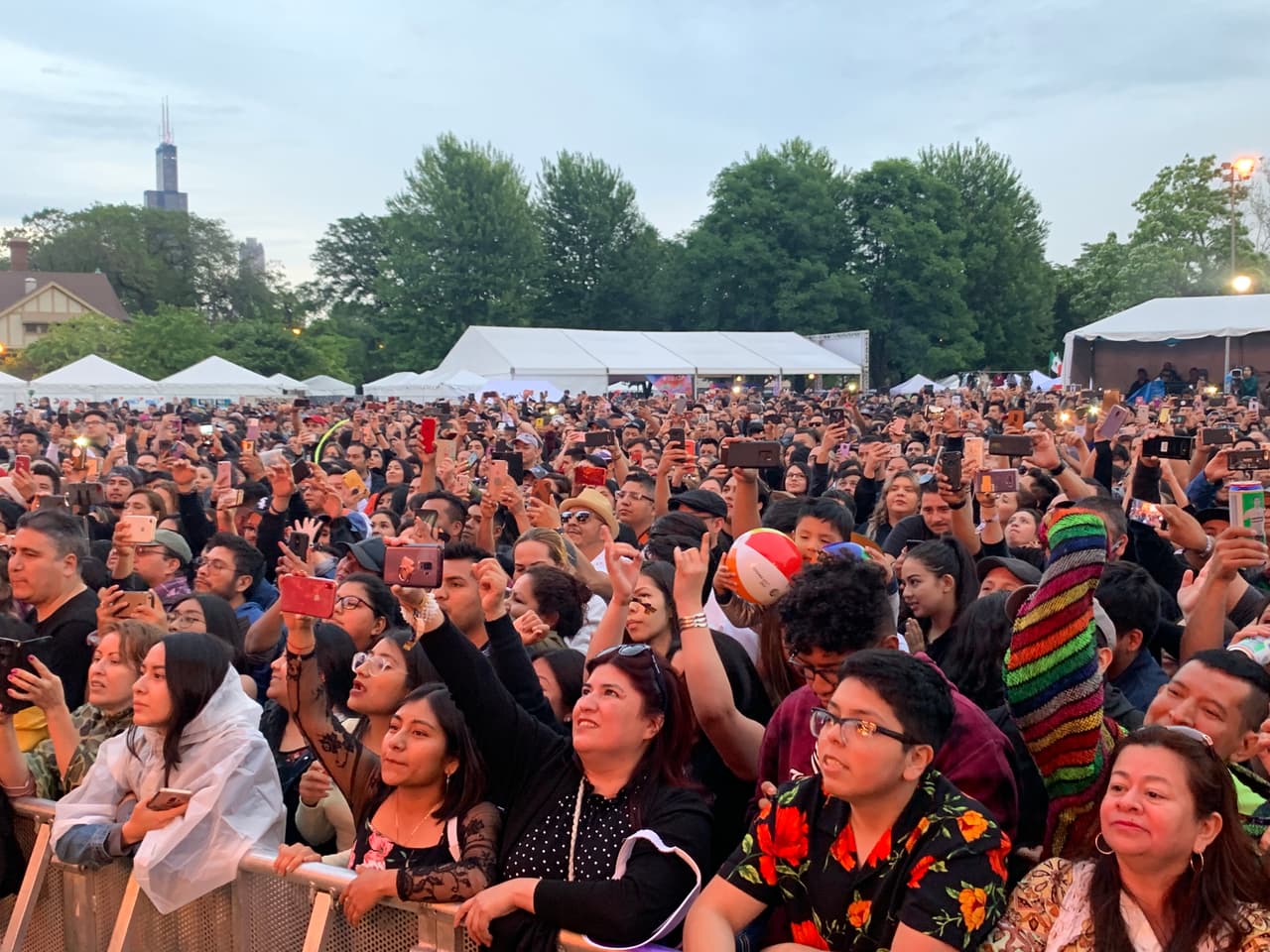 “Los Enanitos Verdes” emocionaron al público cuando se presentaron en el escenario. Tocaron varias canciones, entre ellas su éxito “Aun Sigo Cantando.”