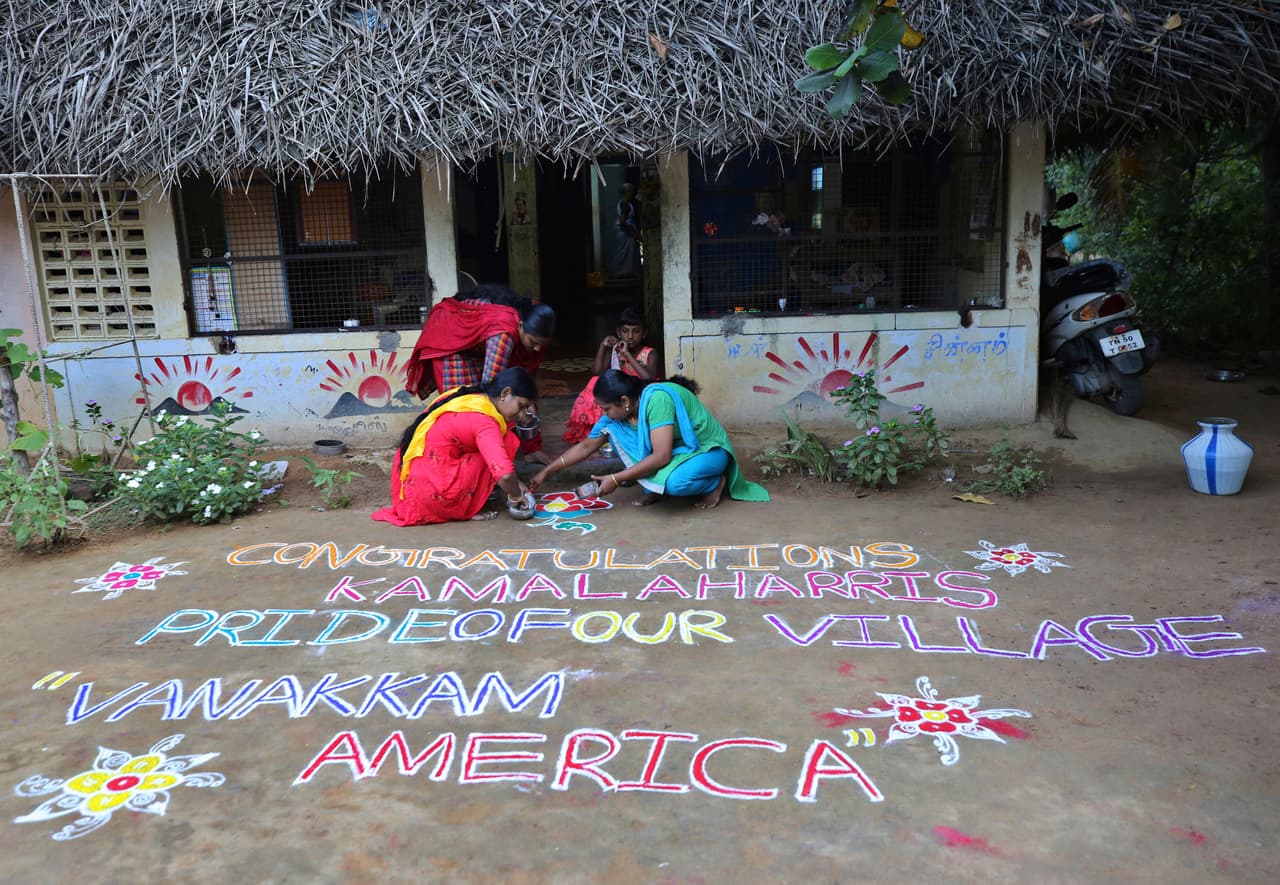 Las mujeres de la localidad realizaron un rangoli, una colorida obra de arte folclórico dibujada en el suelo, con las palabras: "Felicidades a Kamala Harris". "Es una fuente de orgullo para todas las mujeres", declaró a la AFP Arul Mozhi Sudhakar, una ama de casa.
<br>
