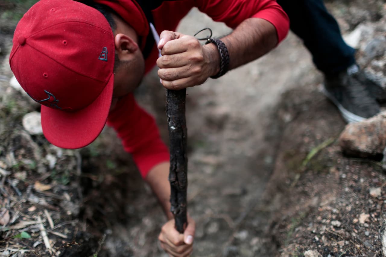 Los residentes de Carrizalillo, Guerrero, México. Localizan una fosa clandestina en una vereda carca de las instalaciones de la mina Carrisalillo. Los restos humanos fueron encontrados el 19 de noviembre del 2015. fotografía: Pedro Pardo.