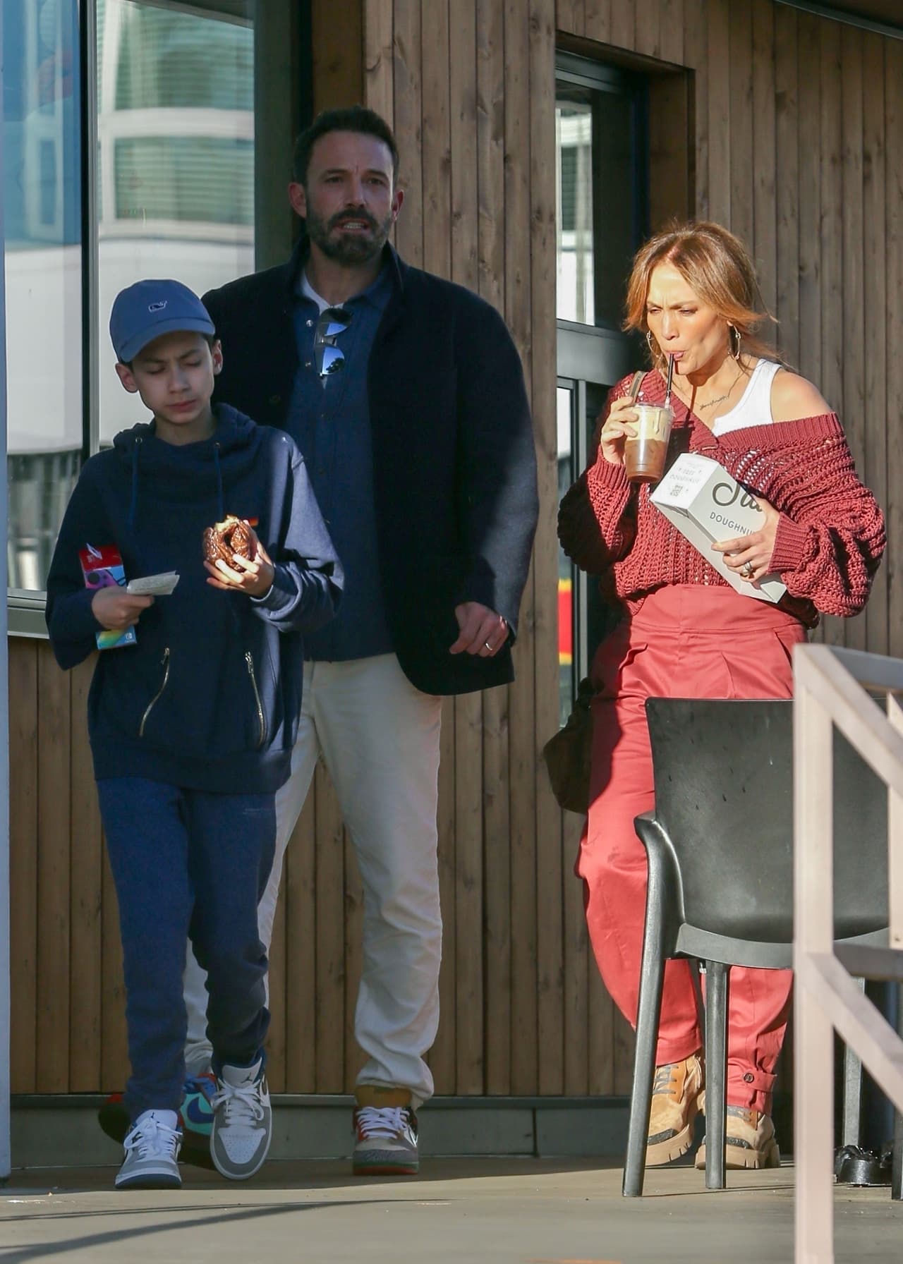 La tienda de donas Sidecar fue otra de las paradas de Jennifer, Ben y ‘Max’.
<br>