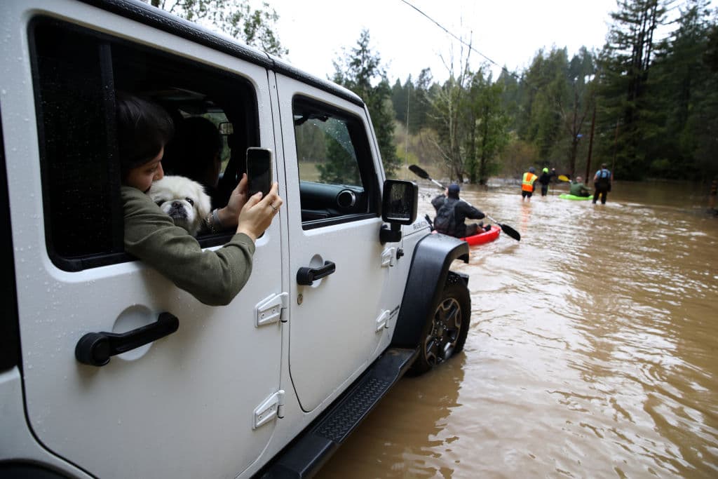 "Guerneville es una isla": un río desbordado por las lluvias dejó inaccesible a esta ciudad del norte de California